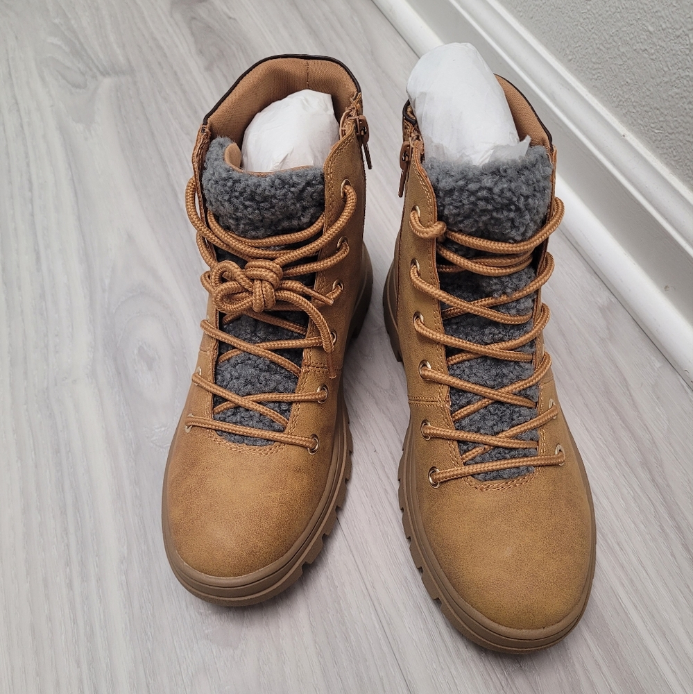 Ichigo Women Boots NWOT 6M